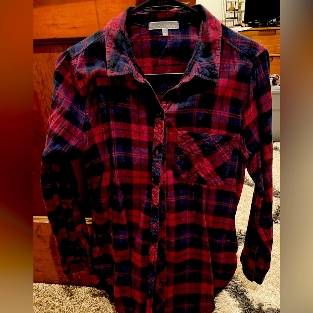 Women’s blue & red plaid flannel w pockets